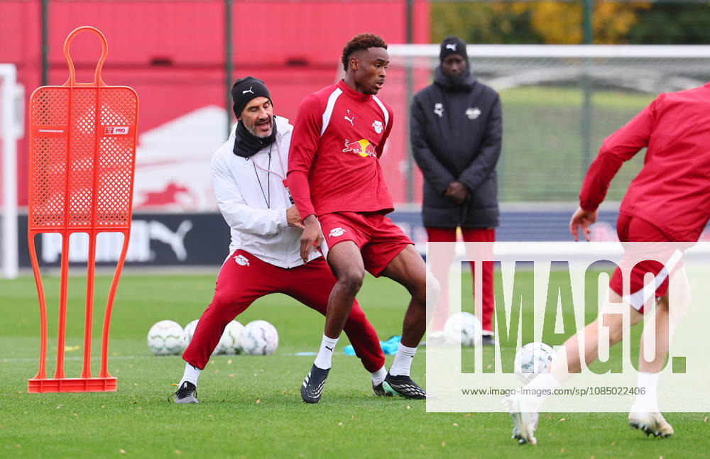 RB Leipzig Training Bundesliga Leipzig, 25.10.2026, RBL Akademie Trainingszentrum, Fussball, Bundesliga , RB Leipzig - Training , Im Bild v.l.: Co-Trainer Jan Zimmermann (RB Leipzig) und Abdoul Kone ( 2, RB Leipzig),