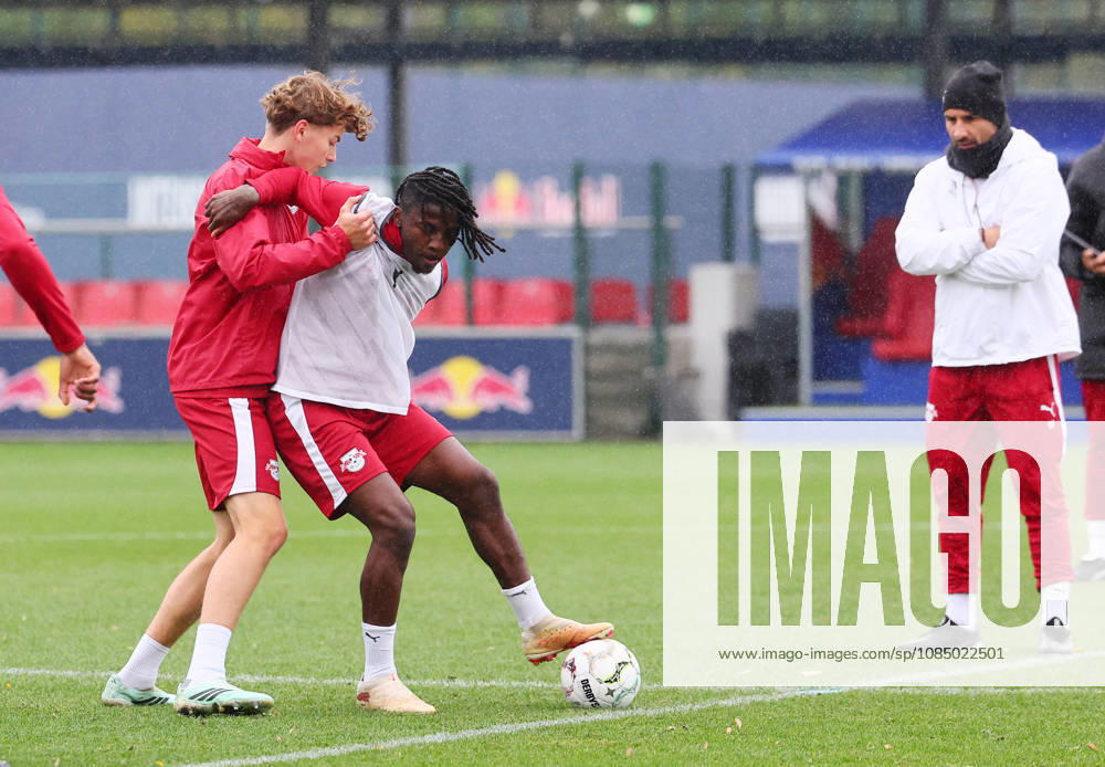 RB Leipzig Training Bundesliga Leipzig, 25.10.2026, RBL Akademie Trainingszentrum, Fussball, Bundesliga , RB Leipzig - Training , Im Bild: Johan Bakayoko ( re., 11, RB Leipzig) wird von Benno Kaltefleiter (37, RB Leipzig) attackiert ,