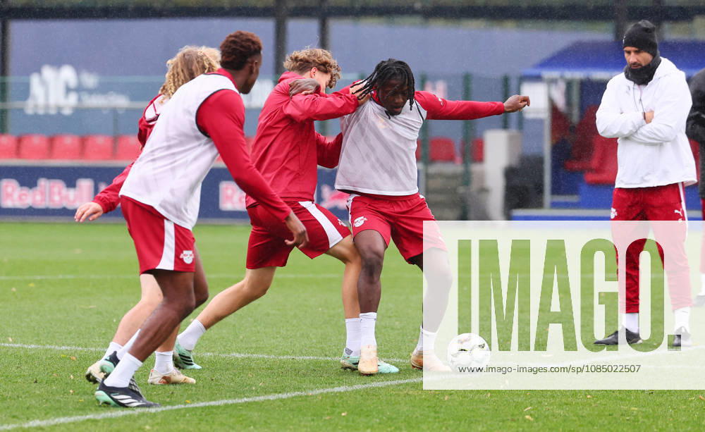 RB Leipzig Training Bundesliga Leipzig, 25.10.2026, RBL Akademie Trainingszentrum, Fussball, Bundesliga , RB Leipzig - Training , Im Bild: Johan Bakayoko ( re., 11, RB Leipzig) wird von Benno Kaltefleiter (37, RB Leipzig) attackiert ,