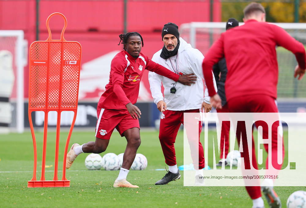 RB Leipzig Training Bundesliga Leipzig, 25.10.2026, RBL Akademie Trainingszentrum, Fussball, Bundesliga , RB Leipzig - Training , Im Bild v.l.: Johan Bakayoko ( 11, RB Leipzig)und Co-Trainer Jan Zimmermann (RB Leipzig),