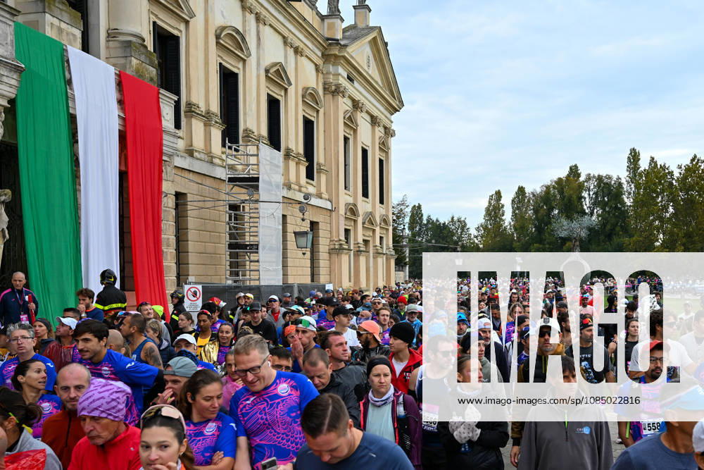 IPA90160942 - General view of runners during the 40th Venice Marathon in 2026, a marathon race in Venice, Italy, on October 25, 2026