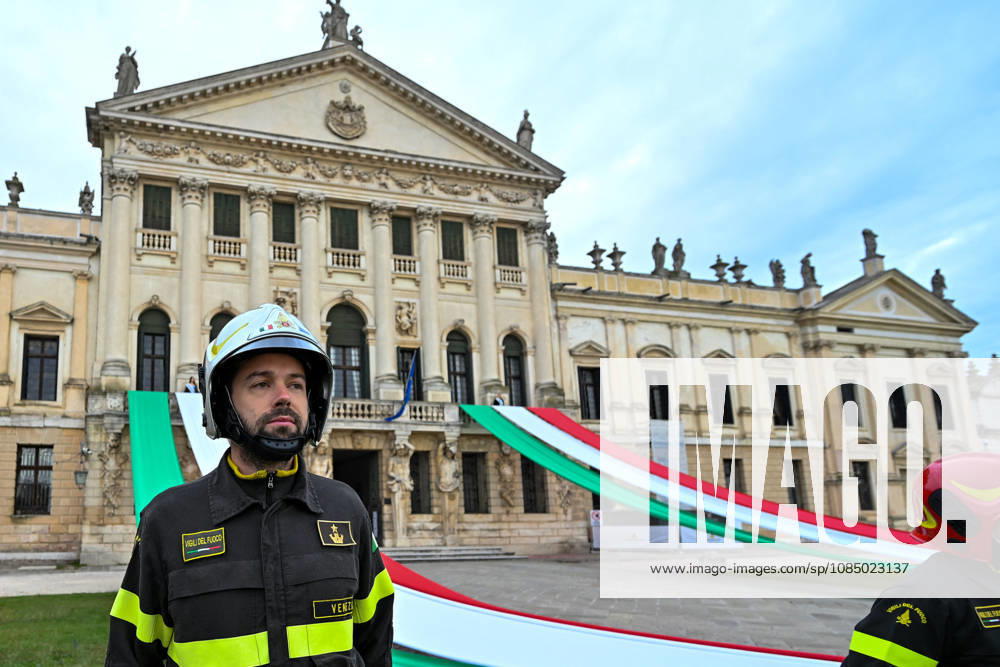 TRACK AND FIELD - Marathon - 40th Venice Marathon 2026 Photo by IPA ABACAPRESS.COM90160976 - Detail of FiremaN: The Italian Flag Celebration Before the Start of the 40th Venice Marathon in 2026, a marathon race in Venice, Italy, on October 25, 2026 Venice Italy