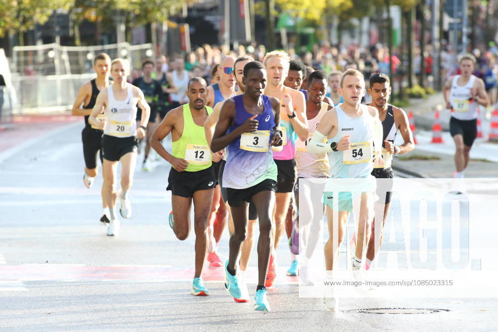 32. Auflage vom Hella Hamburg-Halbmarathon. Fast 21.000 Läuferinnen und Läufer absolvierten am Sonntag die Strecke. Das Spitzenfeld um James KIPKURUI (Nummer 3) auf der Reeperbahn. St. Pauli Hamburg