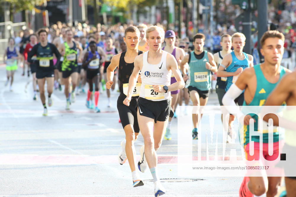 32. Auflage vom Hella Hamburg-Halbmarathon. Fast 21.000 Läuferinnen und Läufer absolvierten am Sonntag die Strecke. Teilnehmer des ersten Startblocks auf der Reeperbahn. St. Pauli Hamburg