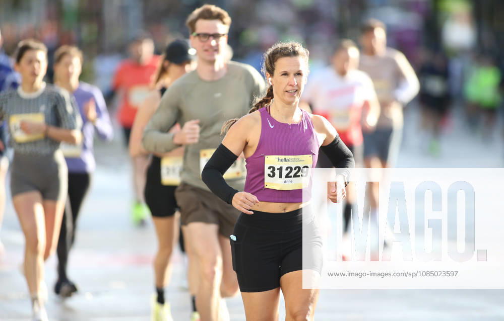 32. Auflage vom Hella Hamburg-Halbmarathon. Fast 21.000 Läuferinnen und Läufer absolvierten am Sonntag die Strecke. Teilnehmer des ersten Startblocks auf der Reeperbahn. St. Pauli Hamburg