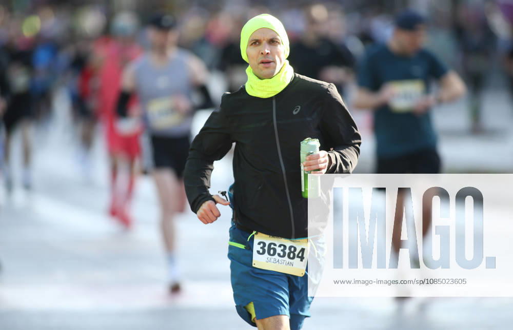 32. Auflage vom Hella Hamburg-Halbmarathon. Fast 21.000 Läuferinnen und Läufer absolvierten am Sonntag die Strecke. Teilnehmer des ersten Startblocks auf der Reeperbahn. St. Pauli Hamburg