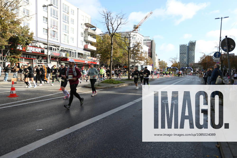32. Auflage vom Hella Hamburg-Halbmarathon. Fast 21.000 Läuferinnen und Läufer absolvierten am Sonntag die Strecke. Teilnehmer des fünften Startblocks laufen die Reeperbahn entlang. St. Pauli Hamburg
