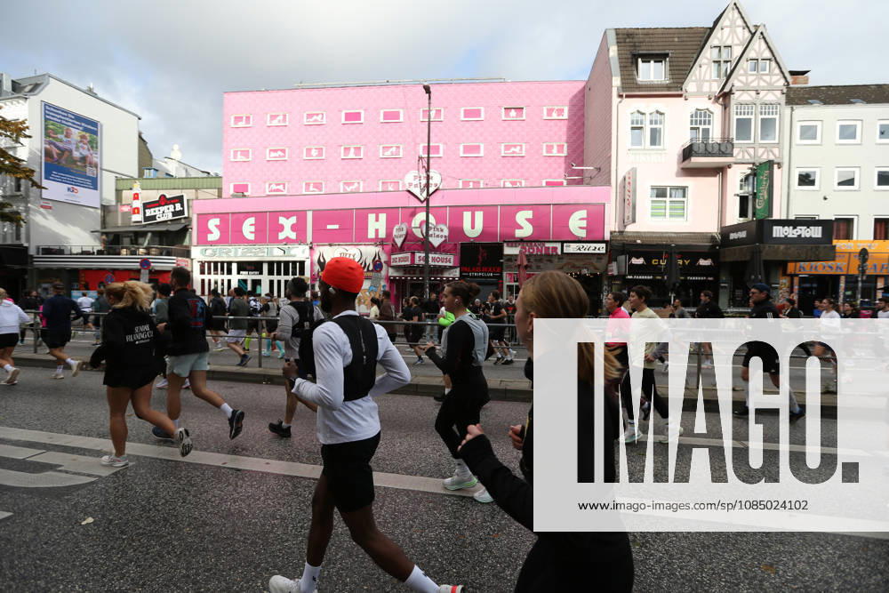 32. Auflage vom Hella Hamburg-Halbmarathon. Fast 21.000 Läuferinnen und Läufer absolvierten am Sonntag die Strecke. Teilnehmer des fünften Startblocks laufen die Reeperbahn entlang. St. Pauli Hamburg