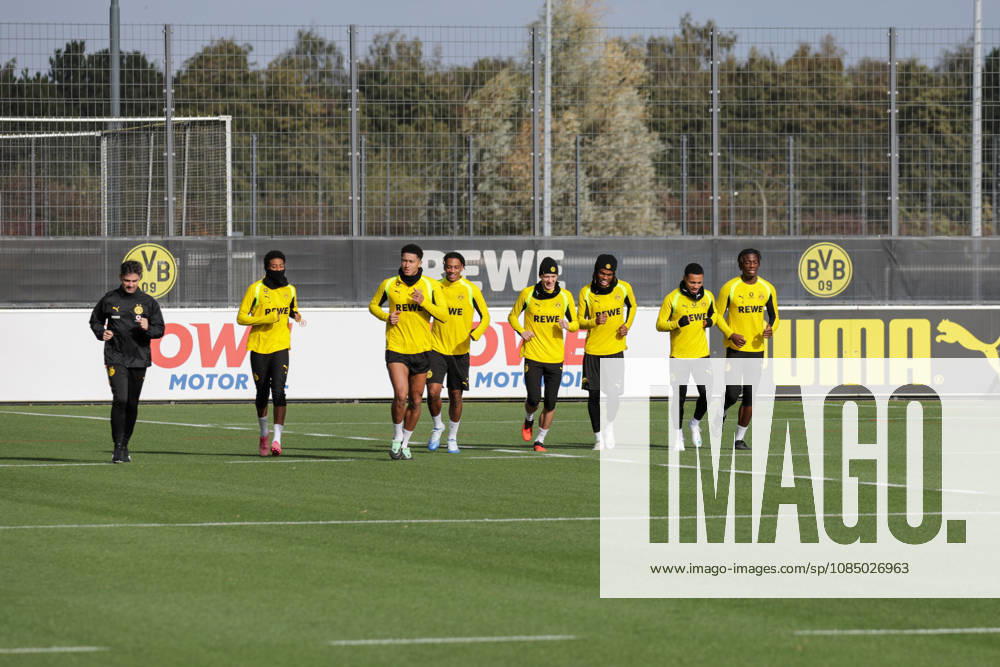 Fussball 1. Bundesliga, Borussia Dortmund - Training v.l. Jobe Bellingham, Filippo Mane, Maximilian Beier, Carney Chukwuemeka, Ethan Nwaneri, Joane Gadou (Borussia Dortmund) Dortmund