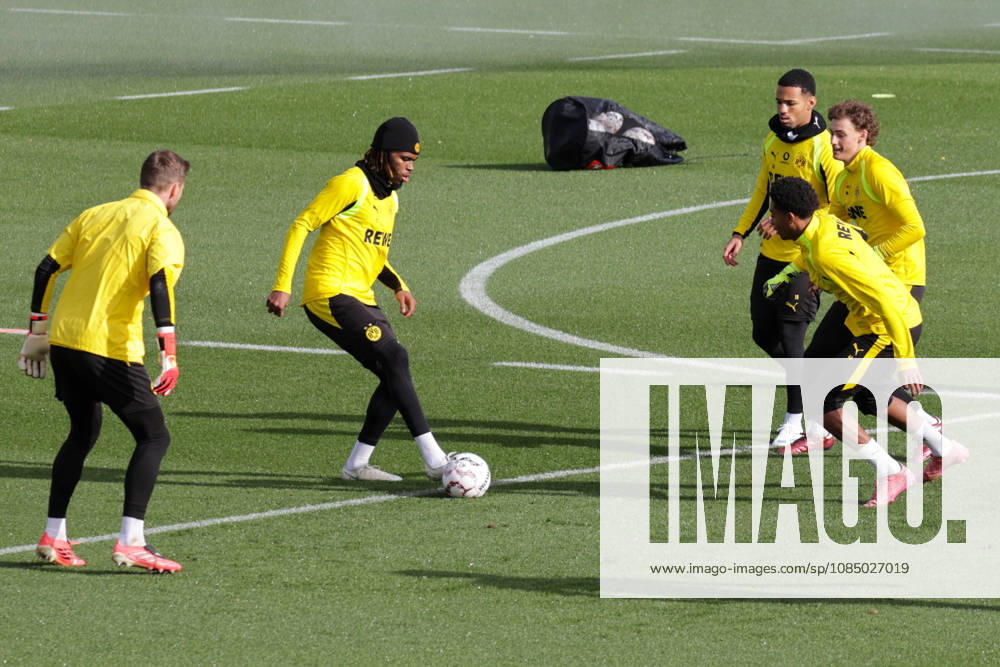 Fussball 1. Bundesliga, Borussia Dortmund - Training v.l. Carney Chukwuemeka (Borussia Dortmund) Dortmund