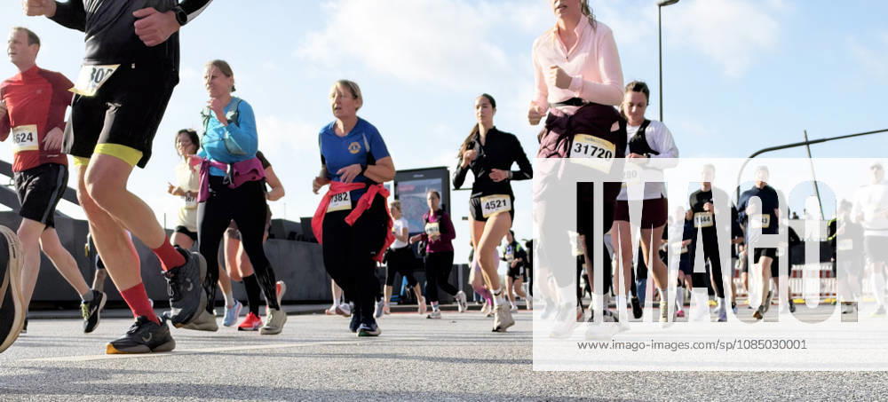 Halbmarathon, Hamburg Hamburg, LAUFEN Heller Halbmarathon Mehr als 20.000 Läufer waren beim Halbmarathon durch die Hamburger City dabei Hamburg Hafen Elbe City Hamburg Deutschland