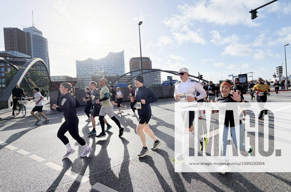 Halbmarathon, Hamburg Hamburg, LAUFEN Heller Halbmarathon Mehr als 20.000 Läufer waren beim Halbmarathon durch die Hamburger City dabei,, Hier vor der Elbphilharmonie Hamburg Hafen Elbe City Hamburg Deutschland