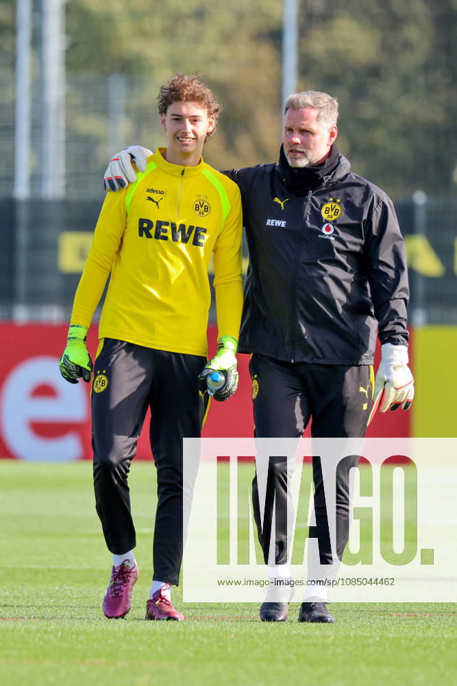Dortmund, Deutschland: 25.10.2026 - Öffentliches Training - Borussia Dortmund Im Bild: v.li. der Zweite Torwarttrainer Matthias Kleinsteiber (BVB) mit einem BVB Nachwuchsspieler