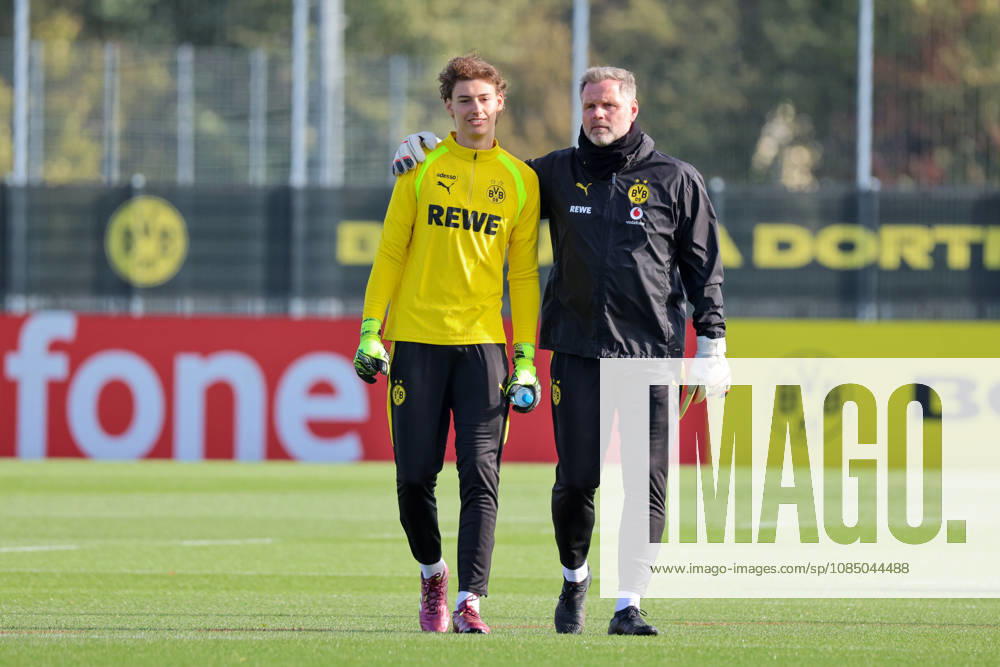 Dortmund, Deutschland: 25.10.2026 - Öffentliches Training - Borussia Dortmund Im Bild: v.li. der Zweite Torwarttrainer Matthias Kleinsteiber (BVB) mit einem BVB Nachwuchsspieler