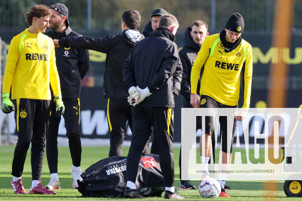 Dortmund, Deutschland: 25.10.2026 - Öffentliches Training - Borussia Dortmund Im Bild: Maximilian Beier (BVB), rechts im Bild