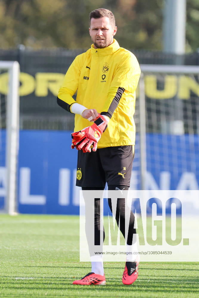 Dortmund, Deutschland: 25.10.2026 - Öffentliches Training - Borussia Dortmund Im Bild: Torhüter Patrick Drewes (BVB)