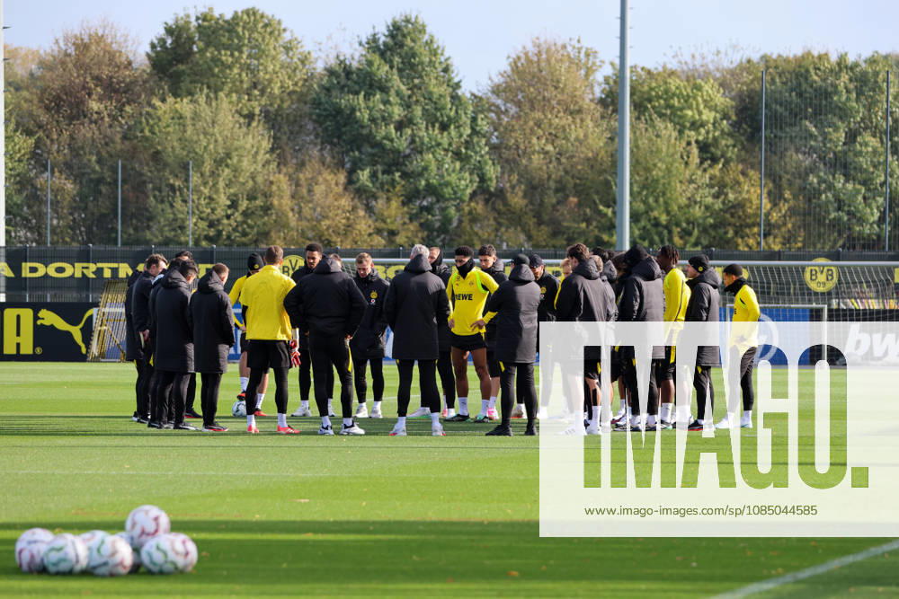 Dortmund, Deutschland: 25.10.2026 - Öffentliches Training - Borussia Dortmund Im Bild: Die Mannschaft von Borussia Dortmund bildet einen Mannschaftskreis zur Teambesprechung vor dem öffentlichen Training