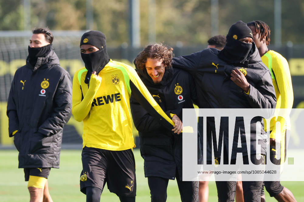 Dortmund, Deutschland: 25.10.2026 - Öffentliches Training - Borussia Dortmund Im Bild: v.li. Carney Chukwuemeka (BVB), Fabio Silva (BVB) und Serhou Guirassy (BVB)