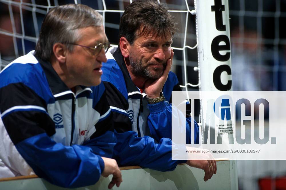 Coach Hans-Dieter Schmidt (li.) und Co-Trainer Martin Hoffmann (beide Magdeburg) hinter der Bande Fußball Herren Qualifikation zum Hallenmasters 1999, Masters, Hallenpokal, Hallen-Pokal, Hallenfußball, Halle Gruppe Bördelandhalle Magdeburg Nachdenklichkeit, Skepsis,
