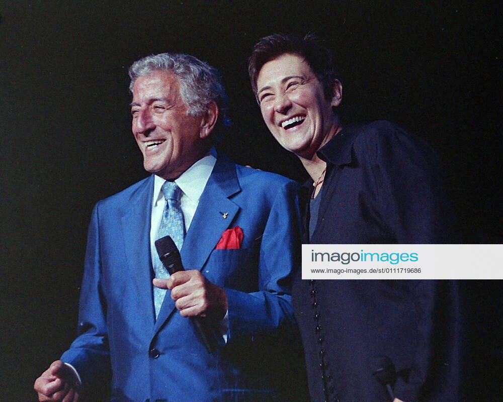 Tony Bennett and K.D. Lang perform during the Tony Bennett Exploring the Arts Benefit at Radio City Music Hall on September 9, 2007 in New York City. Manhattan USA - ZUMAr334 20070909_znp_r334_011