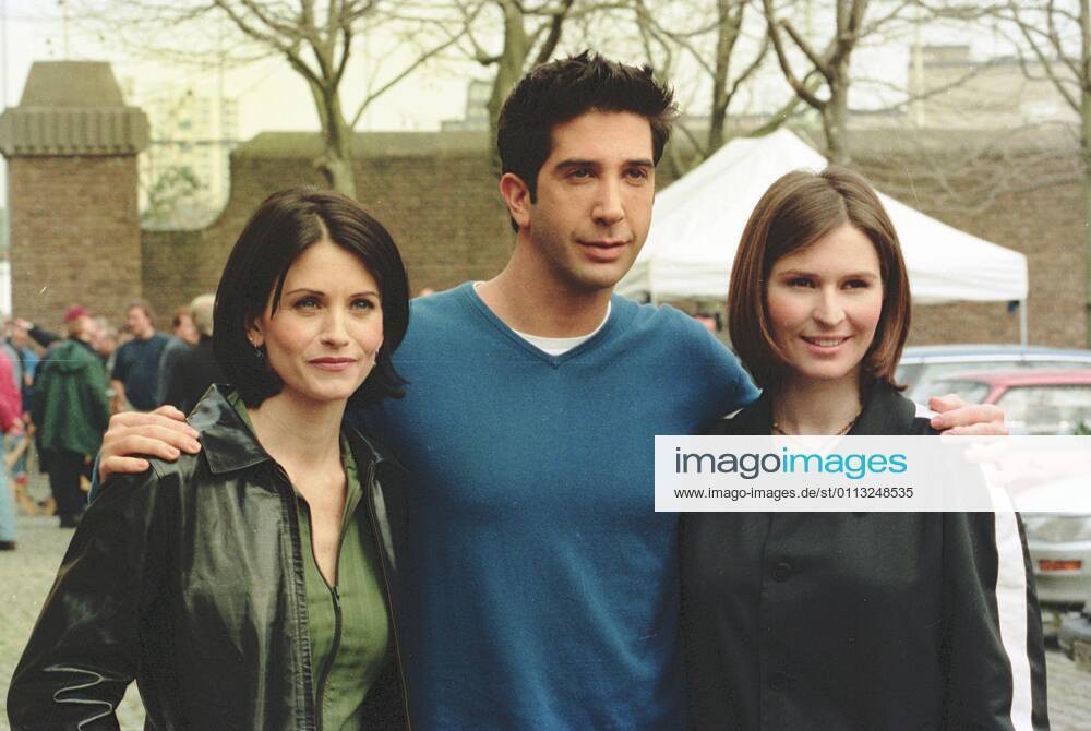Courteney Cox, David Schwimmer and Helen Baxendale London, UK. LIBRARY. Courteney Cox, David Schwimmer and Helen Baxendale shooting an episode of Friends in London. 1998. LMK11-SLIB120221-001.