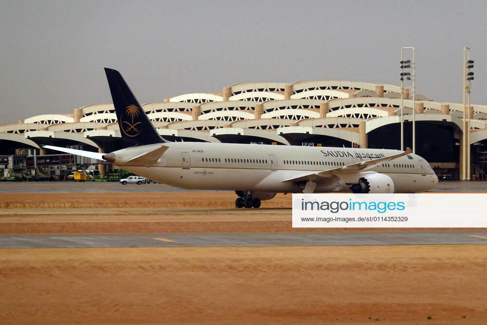 Riad, Riyadh, SAU - Boeing 787 Dreamliner der Saudi Arabian Airlines auf dem Vorfeld des Flughafen King Khalid International Airport. (Airport, Alltag, Anlage, Ansicht, Arabien, arabisch, asiatisch, Asien, aussen, Aussenaufnahme, Boeing, Boeing 787, Boeing 787 Dreamliner, Dreamliner, Flughafen, Flughafengebaeude, Flugzeuge, Gebaeude, Gesellschaft, HZ-AR28, King Khalid International Airport, Luftfahrt, niemand, Passagierflugzeuge, Passagiermaschinen, QF, Querformat, Reise, Riad, Riyadh, Saudi Arabian Airlines, Saudi-Arabien, Saudia, Terminal, Tourismus, Vorderasien, Vorfeld, Winter, Wirtschaft, zivile Luftfahrt, Zivilluftfahrt) 210221D031RIAD