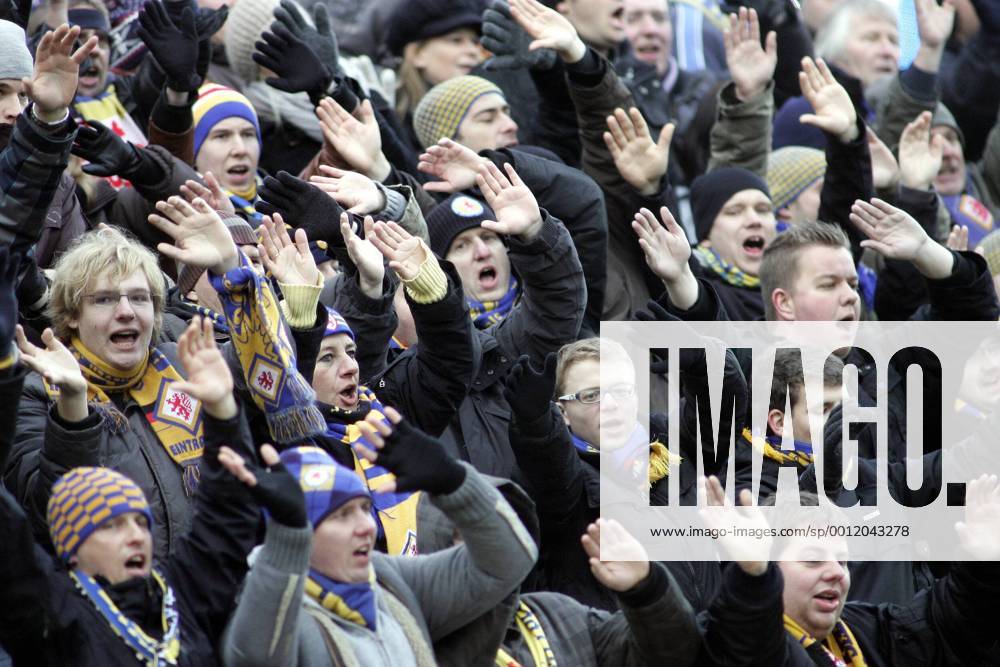 2. Fussball Bundesliga - Eintracht Braunschweig, Saison 2012 2013: Fans der Eintracht feiern den Auswärtssieg