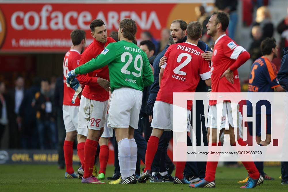 Fussball Bundesliga FSV Mainz 05 - Bayer 04 Leverkusen Spieltag 25 Fussball Maenner Saison 2012 13 Thomas TUCHEL (Trainer FSV Mainz 05) nimmt Bo SVENSSON (FSV Mainz 05 - 2) in den Arm