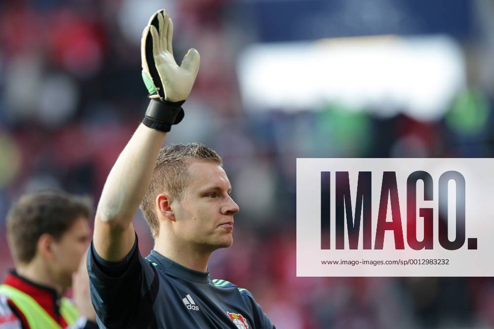 Fussball Bundesliga FSV Mainz 05 - Bayer 04 Leverkusen Spieltag 25 Fussball Maenner Saison 2012 13 Bernd LENO (Torwart, Torhueter Bayer 04 Leverkusen - 1) bedankt sich bei den