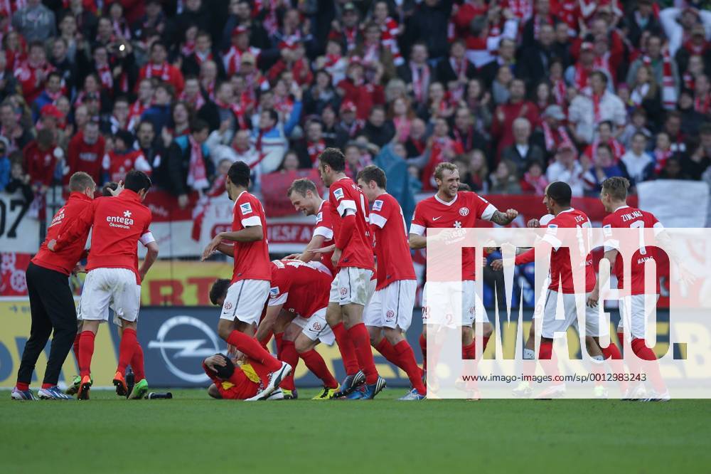 Fussball Bundesliga FSV Mainz 05 - Bayer 04 Leverkusen Spieltag 25 Fussball Maenner Saison 2012 13 die Spieler des FSV Mainz 05 tanzen vor den Fans