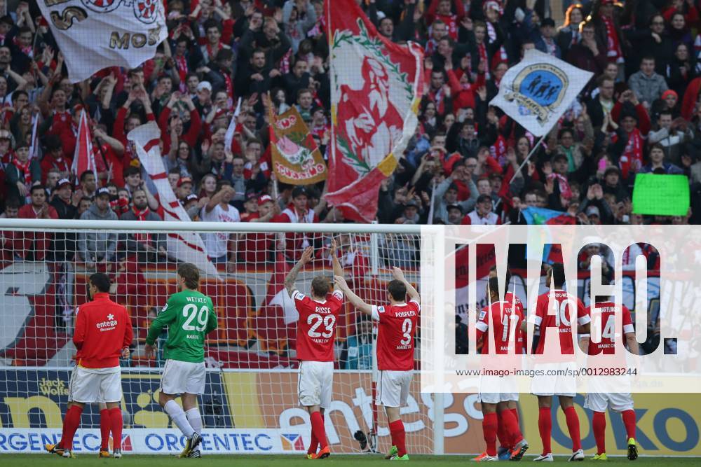 Fussball Bundesliga FSV Mainz 05 - Bayer 04 Leverkusen Spieltag 25 Fussball Maenner Saison 2012 13 die Spieler des FSV Mainz 05 bedanken sich bei den Fans