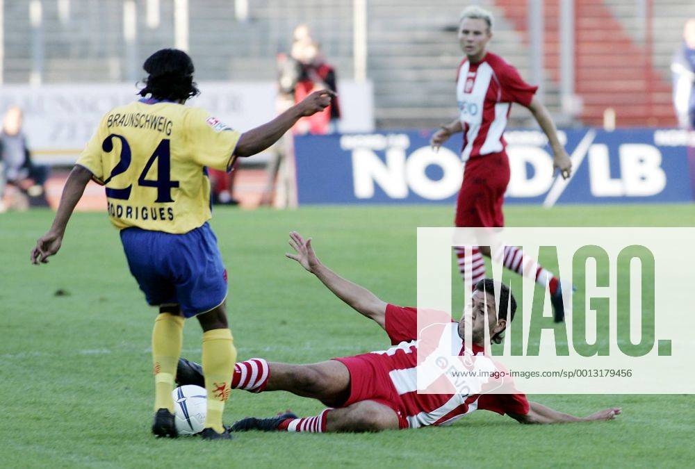 Fussball, 2. Bundesliga, Eintracht Braunschweig - Offenbacher Kickers v.l. Kosta Rodrigues (Braunschweig), Oualid Mokhtari (OFC)