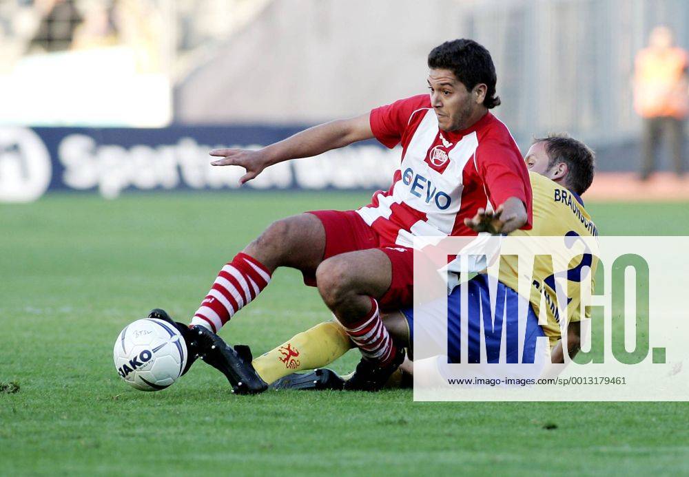 Fussball, 2. Bundesliga, Eintracht Braunschweig - Offenbacher Kickers v.l. Oualid Mokthari (OFC), Dennis Brinkmann (Braunschweig)