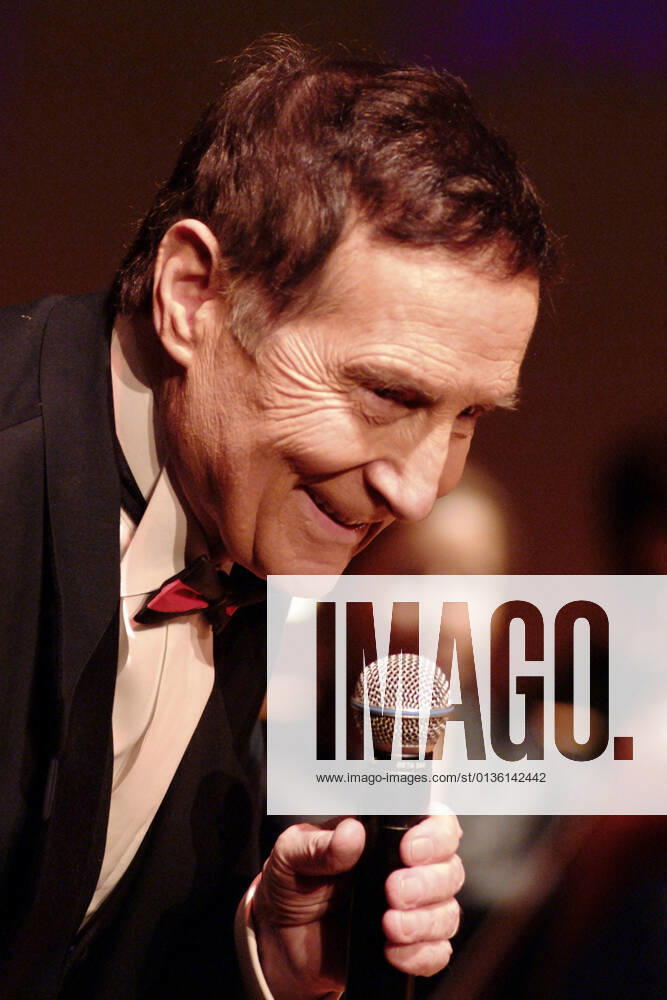 Der österreichische Entertainer Freddy Quinn (geb. 27. September 1931 in Niederfladnitz Niederösterreich als Franz Eugen Helmuth Manfred Nidl später Nidl-Petz) während eines Auftrittes im Kulturpalast in Dresden.