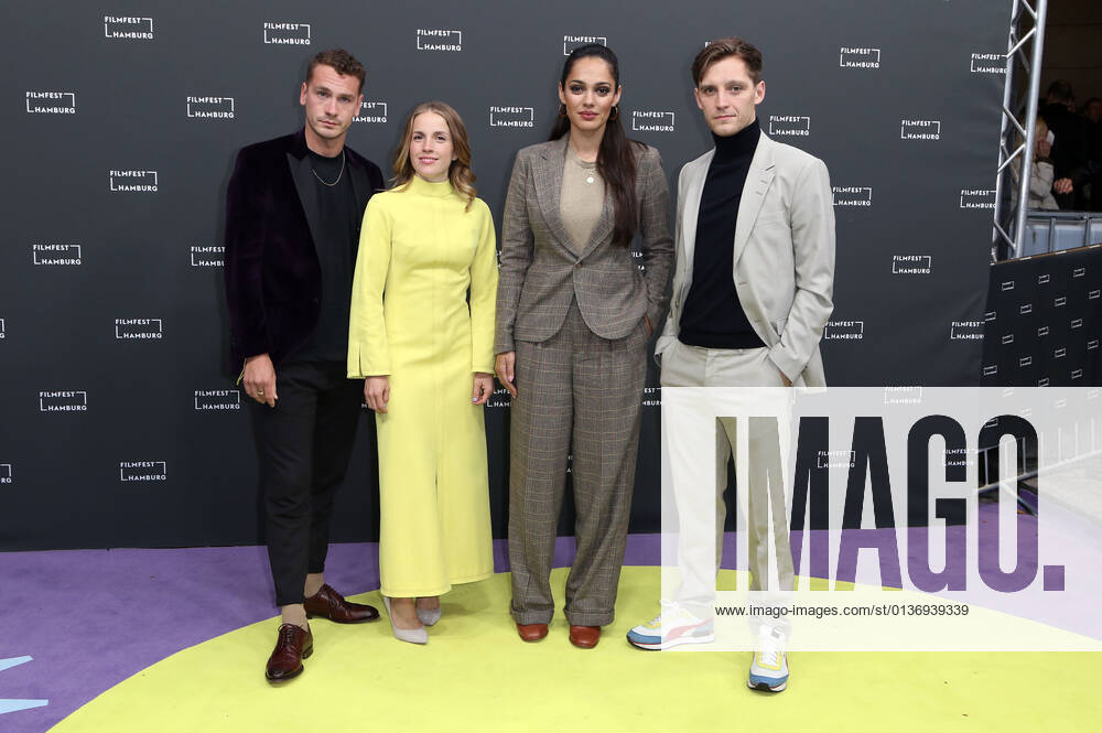Louis Nitsche, Paula Kalenberg, Nilam Farooq und Jonas Nay bei der Premiere des Netfix TV-Films Du Sie Er & Wir auf dem 29. Filmfest Hamburg 2020 im Cinemaxx Dammor. Hamburg