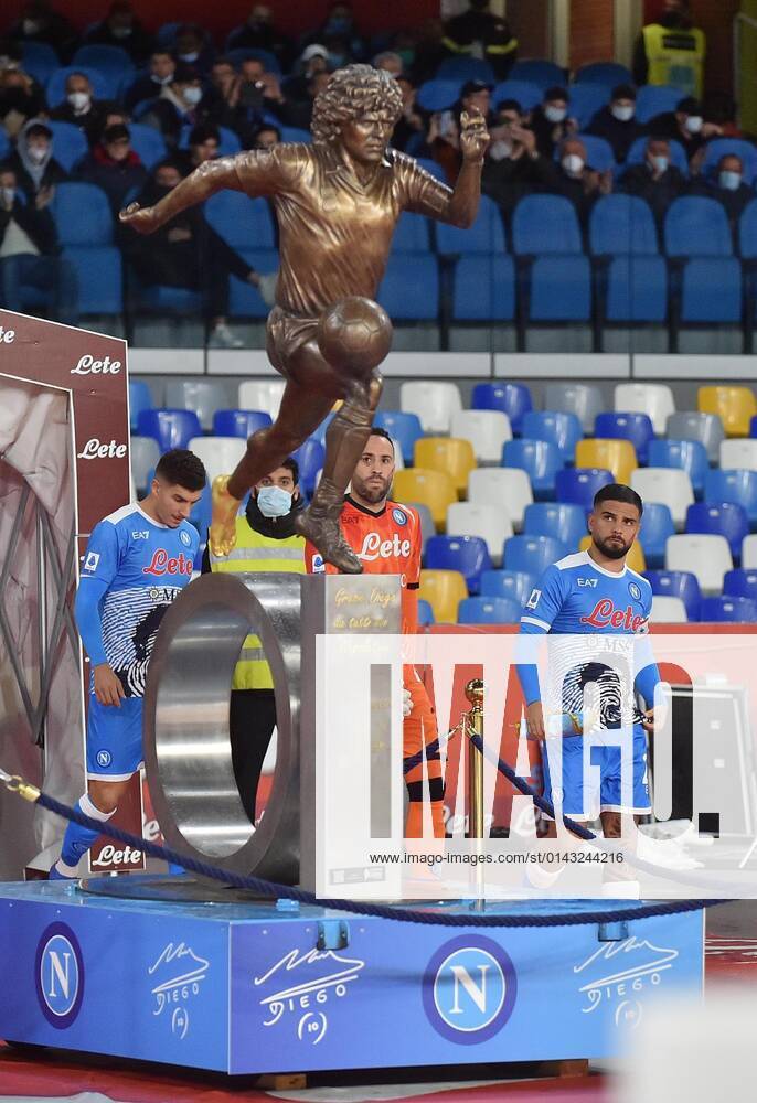 Foto IPP Felice De Martino Napoli 28 11 2021 Calcio Campionato italiano serie A 2021-2022 Napoli - Lazio Nella foto: Lorenzo Insigne mentre entra in campo guarda verso la statua di Diego Armando Maradona Italy Photo Press World Copyright