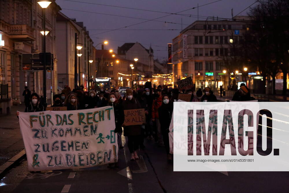 Demonstranten laufen mit Bannern in der Friedrich-Ebert-Straße während einer Seebrücke-Demonstration für die Aufnahme von Flüchtlingen aus dem polnisch-belarussischen Grenzgebiet, Potsdam, 18. Dezember 2021. Seebrücke-Demo in Potsdam