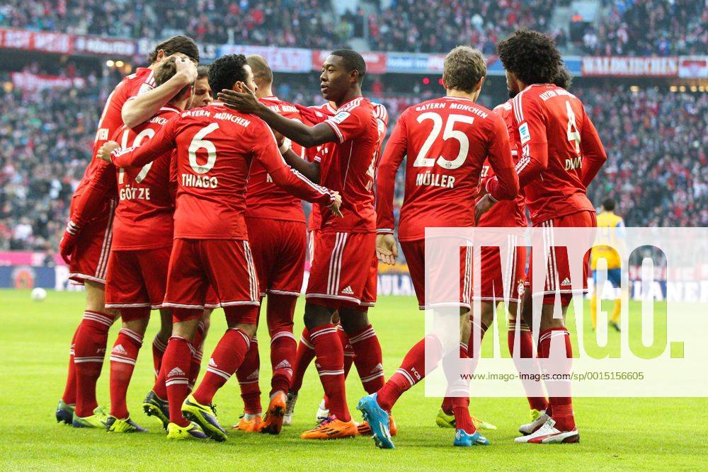 Die Mannschaft freut sich über das Tor von Arjen ROBBEN 10 (FC Bayern München) FC Bayern München vs. Eintracht Braunschweig, Fussball, 1.Bundesliga, 30.11.2013 Foto: Eibner EP_ckt