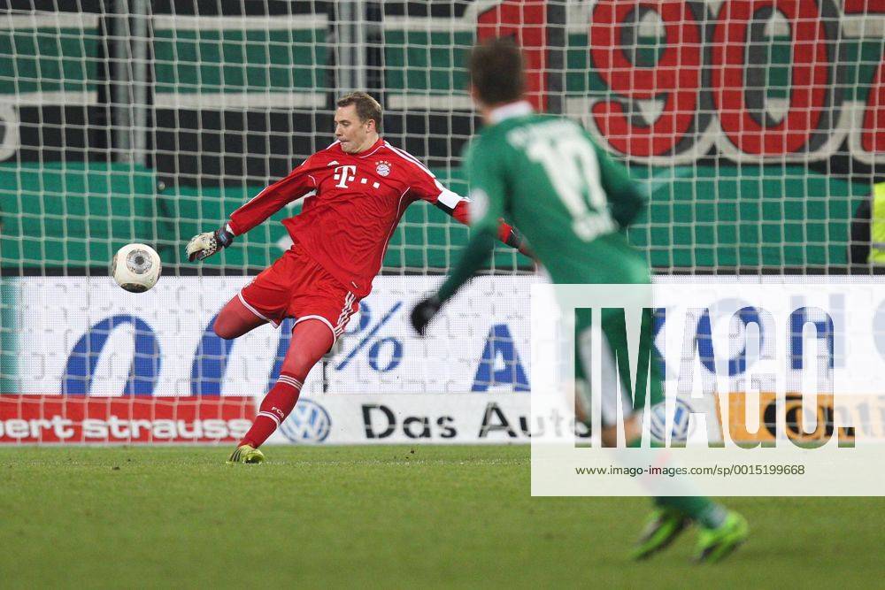 Torwartaktion von Manuel NEUER 1 (FC Bayern Muenchen) FC Augsburg vs. FC Bayern Muenchen, DFB-Pokal, Fussball, 04.12.2013 Foto: EIBNER EP_CKT