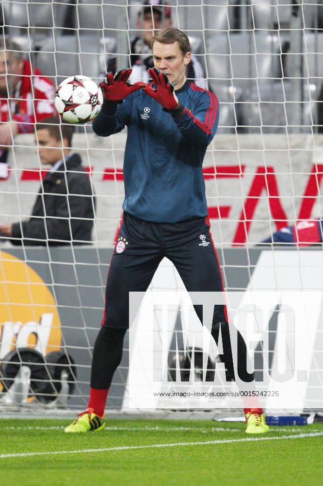 Torwartaktion von Manuel NEUER 1 (FC Bayern München) FC Bayern München vs. Manchester City, Fussball, Championsleague, 10.12.2013 Foto: Eibner EP_ckt