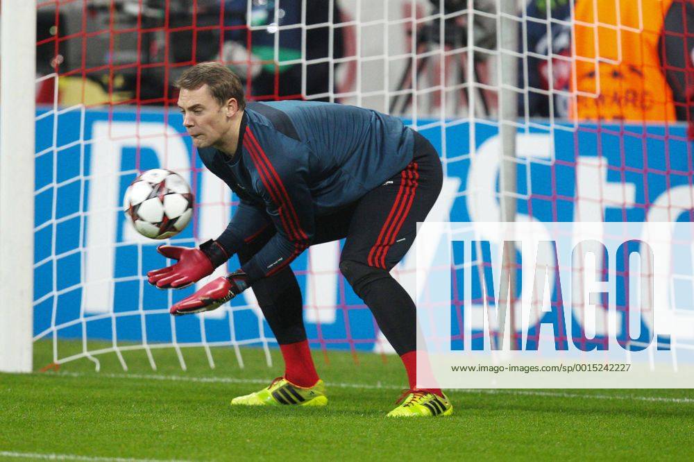 Torwartaktion von Manuel NEUER 1 (FC Bayern München) FC Bayern München vs. Manchester City, Fussball, Championsleague, 10.12.2013 Foto: Eibner EP_ckt