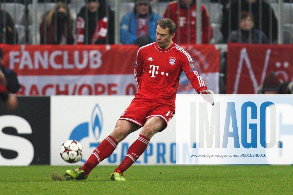 Torwartaktion von Manuel NEUER 1 (FC Bayern München) FC Bayern München vs. Manchester City, Fussball, Championsleague, 10.12.2013 EP_CKT