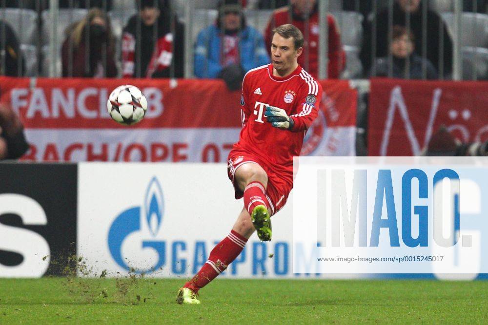 Torwartaktion von Manuel NEUER 1 (FC Bayern München) FC Bayern München vs. Manchester City, Fussball, Championsleague, 10.12.2013 EP_CKT
