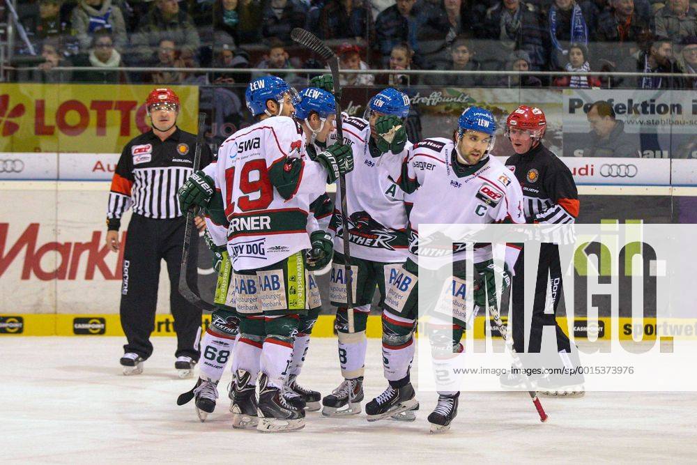 Die Mannschaft freut sich ueber das Tor von Ryan BAYDA 18 (Augsburger Panther) ERC Ingolstadt vs. Augsburger Panther , Eishockey, DEL, 30.12.2013 Foto: Eibner EP_CKT