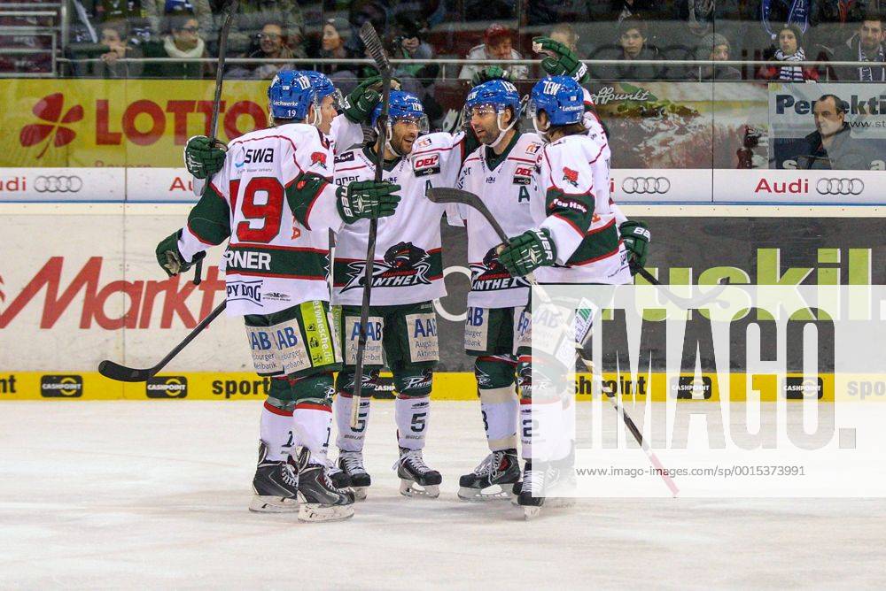 Die Mannschaft freut sich ueber das Tor von Ryan BAYDA 18 (Augsburger Panther) ERC Ingolstadt vs. Augsburger Panther , Eishockey, DEL, 30.12.2013 Foto: Eibner EP_CKT