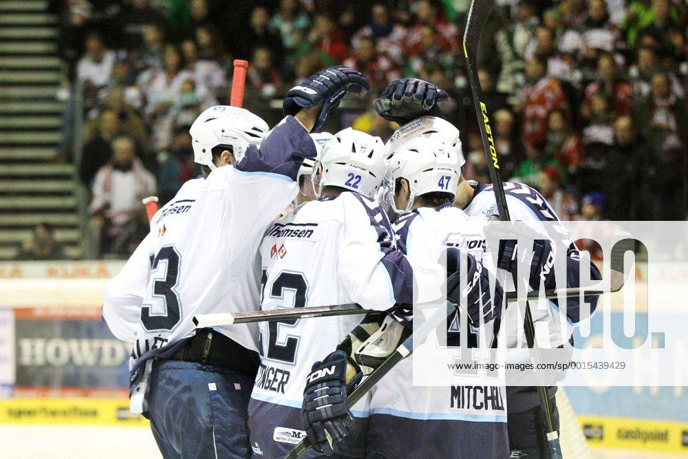 Die Mannschaft freut sich ueber das Tor von Adam Mitchell 47 (Hamburg Freezers) Augsburger Panther vs. Hamburg Freezers, Eishockey, DEL, 10.01.2014 Foto: Eibner EP_ckt