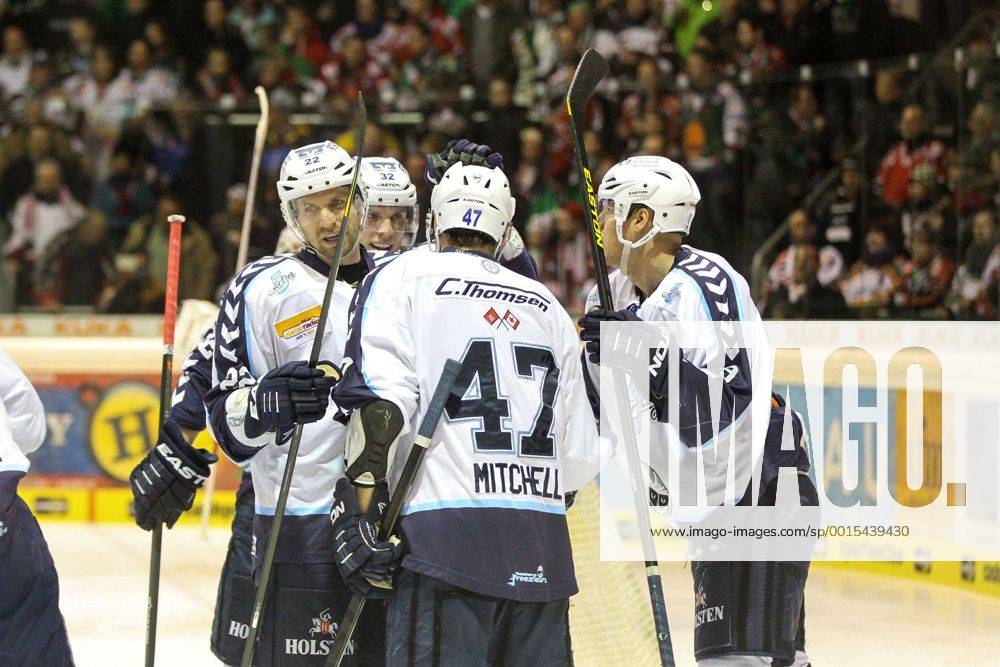 Die Mannschaft freut sich ueber das Tor von Adam Mitchell 47 (Hamburg Freezers) Augsburger Panther vs. Hamburg Freezers, Eishockey, DEL, 10.01.2014 Foto: Eibner EP_ckt