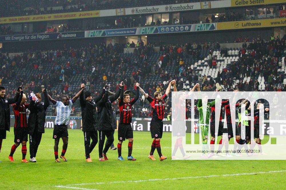 Die Spieler von Eintracht Frankfurt jubeln nach Spielende Fussball 1. Bundesliga, 18. Spieltag, Eintracht Frankfurt (F) - Hertha BSC Berlin (B) 1:0, am 25.01.2014 in Frankfurt Deutschland.