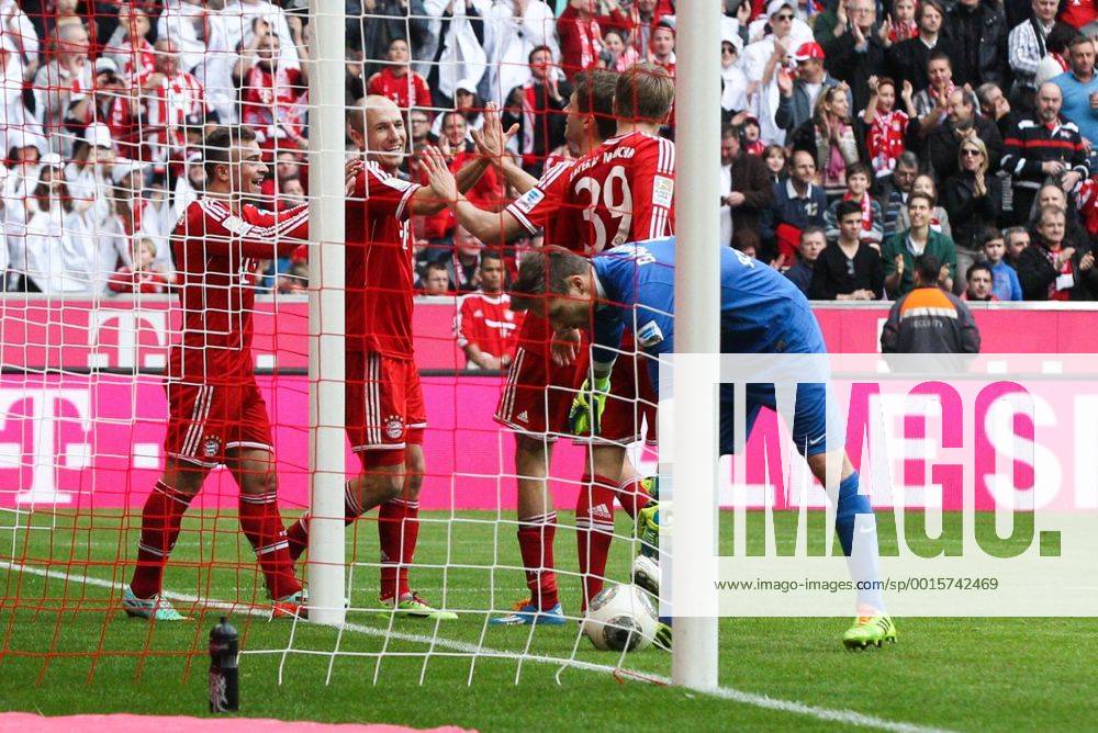 Die Mannschaft freut sich ueber das Tor von Xherdan SHAQIRI 11 (FC Bayern München), Oliver BAUMANN 1 (SC Freiburg) FC Bayern München vs. SC Freiburg, Fussball, 1.Bundesliga, 15.2.2014 EP_ckt