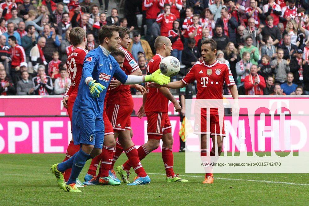 Die Mannschaft freut sich ueber das Tor von Xherdan SHAQIRI 11 (FC Bayern München), Oliver BAUMANN 1 (SC Freiburg) FC Bayern München vs. SC Freiburg, Fussball, 1.Bundesliga, 15.2.2014 EP_ckt